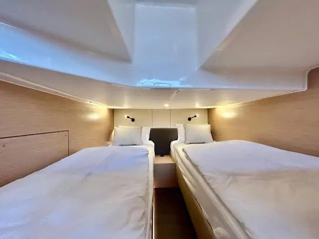 Huswell - Bateau Coco Luxury Yacht Stay In Amberes
