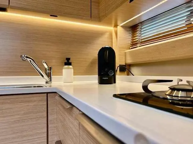 Hotel en barco Huswell - Bateau Coco Luxury Yacht Stay In Amberes